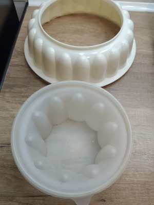 Tupperware mold for jelly and rice, new, classic wave design