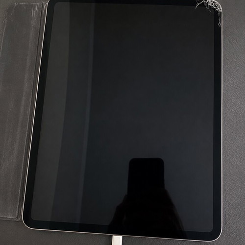 iPad Pro 13 Inch M4 with broken screen for parts