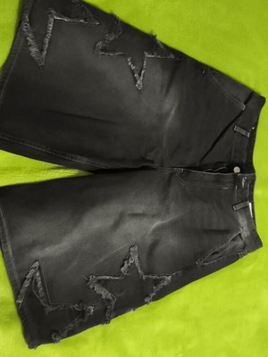 Bershka jean σορτς ανδρικά μέγεθος M μεταχειρισμένα, μαύρα με σχέδιο