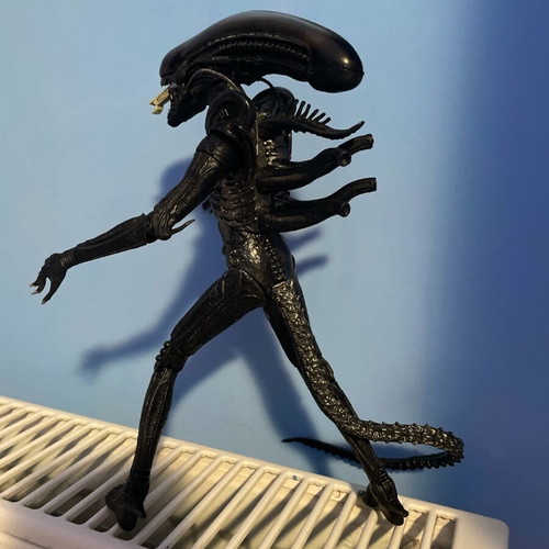 Alien action figure used, 24 cm, damaged right arm