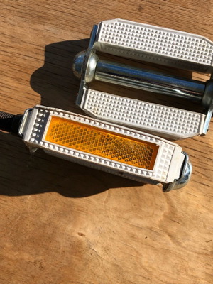 White Bicycle Pedals with Reflectors like new, 1/2 axle