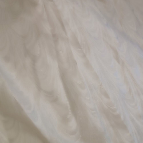 White curtain heavy quality 560 x 227 cm with pleats and embroidered design like new