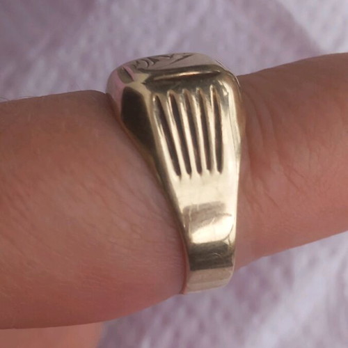 Gold ring 14 carat large like new