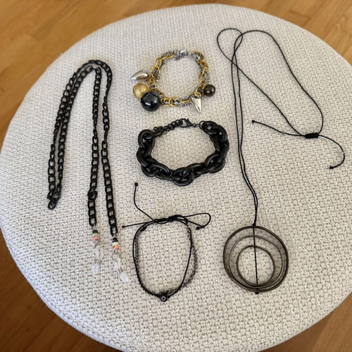 Jewelry set like new, 4 bracelets, 1 necklace, 1 glasses chain black and silver