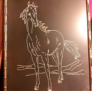 Πίνακας κέντημα με χρυσή κλωστή σε μαύρο φόντο με μπρονζέ κορνίζα ''Άλογο'' (42*62cm)