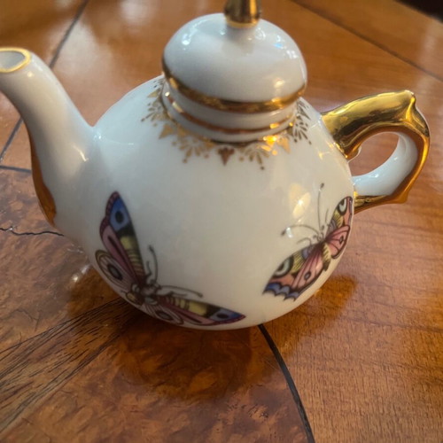 Porcelain miniature collectible teapots like new, set of 5