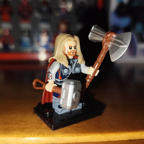 Thor Odinson figure like new with Mjolnir and Stormbreaker