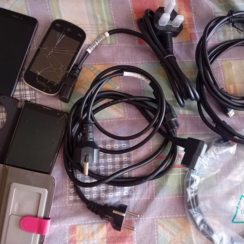 Chargers and accessories like new, pack with cables and old phones