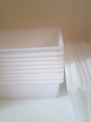 Plastic containers set of 9 like new, suitable for food