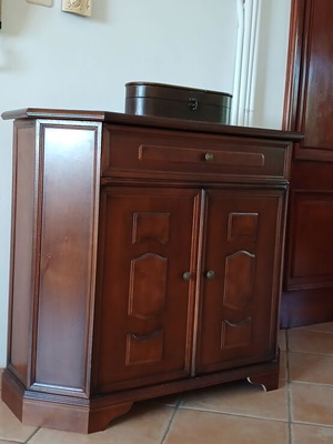 Small wooden cabinet 1.00 x 0.35 x 0.85 m