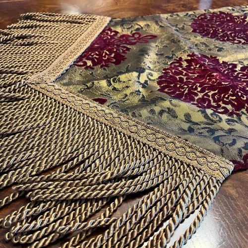 Table runner used, dimensions 160x44cm