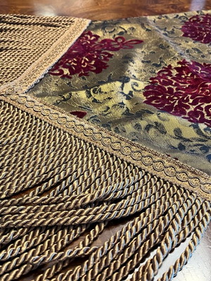 Table runner used, dimensions 160x44cm