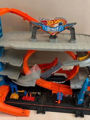 Hot Wheels Ultimate Garage with shark