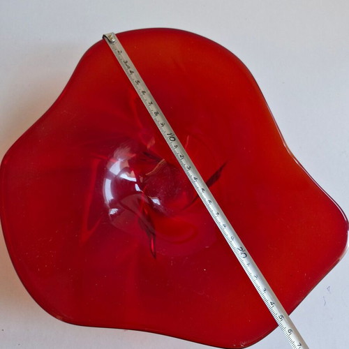 Red glass plate used, asymmetric design
