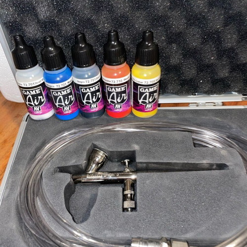 Airbrush with full equipment and 5 colors, new