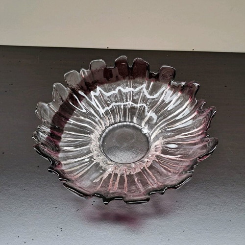 Glass fruit bowl with two-tone design like new