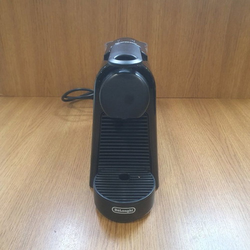 Delonghi Nespresso Capsule Coffee Machine like new, black