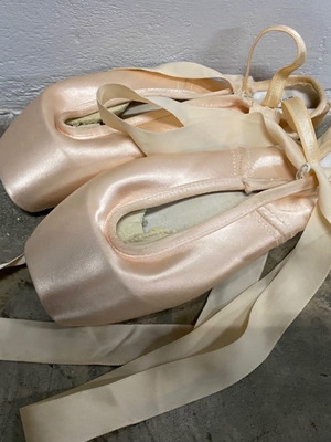 Пуанти размер 7,5 Gaynor Minden в отлично състояние