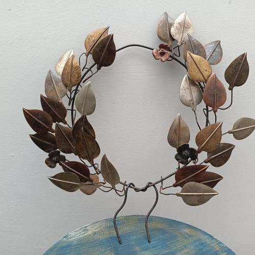 Decorative wreath used, tricolor
