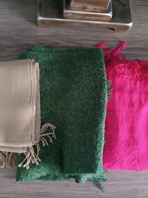 Pashminas and scarves like new, set of 4 pieces