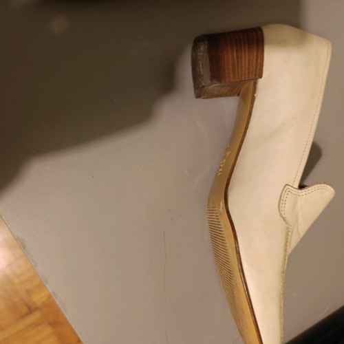 Classic leather pumps from Italy like new, beige