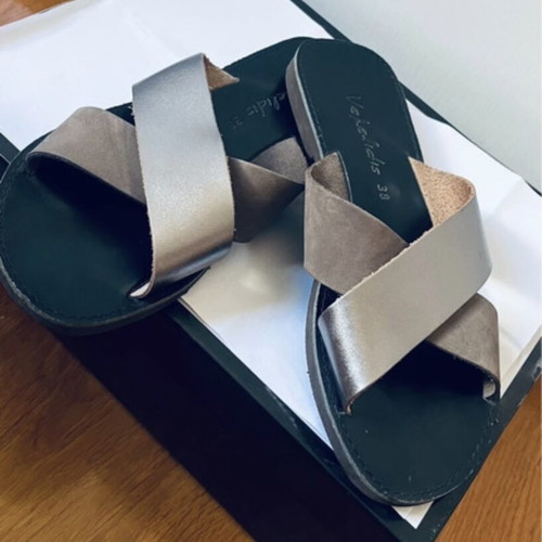 Leather sandals flat size 38 gray like new