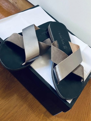 Leather sandals flat size 38 gray like new