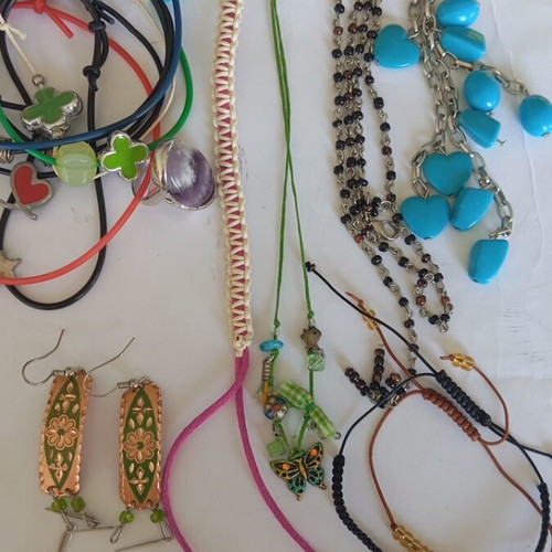 Jewelry set like new, 6 pieces with necklaces, ring, earrings, bracelets