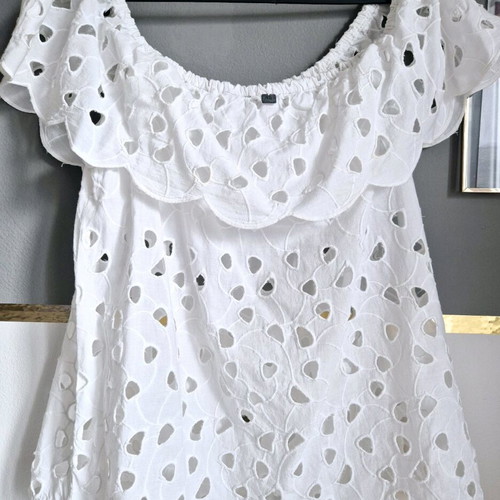 Ale white top size M like new, open shoulder guipure