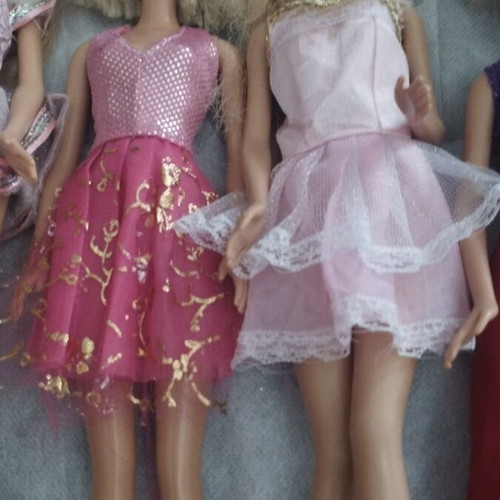 Barbie dolls pack with 9 dolls, 2 bodies, 3 heads and a horse