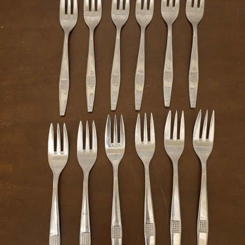 Branded knives set like new, 80+ pieces with authenticity stamps