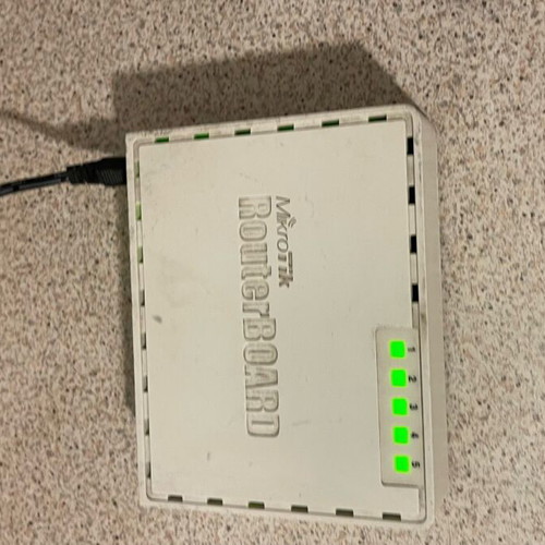 MikroTik RB951Ui‑2HnD router like new with Wi‑Fi, switch, USB, PoE out