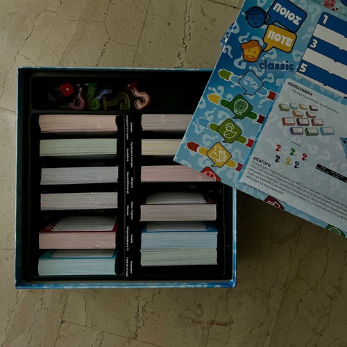Classic knowledge board game