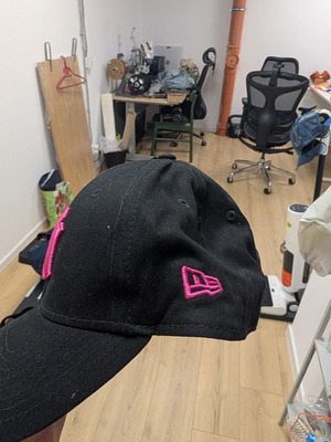 New Era ladies hat NY, great condition, black and pink
