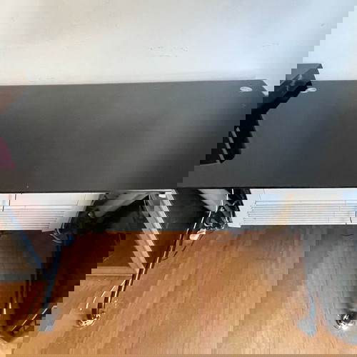 Μαύρο γυάλινο γραφείο 120x60x76 μοντέρνο με μεταλλικά πόδια