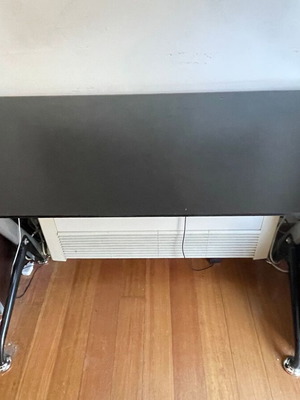 Μαύρο γυάλινο γραφείο 120x60x76 μοντέρνο με μεταλλικά πόδια