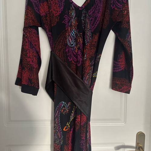 Dress with bold paisley used, elastic fabric, size L, black