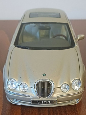 Maisto Jaguar S-Type 1/18 used model car with minor wear