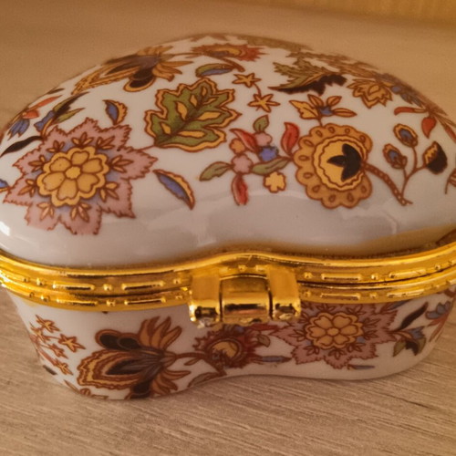 Small decorative jewelry box like new