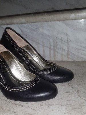 Bruni black pumps used, soft leather, size 36