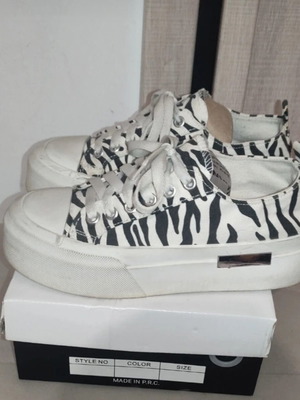 Zebra Print Platform Sneakers like new, size 37, black and white