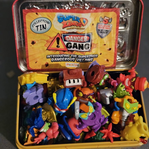 Super Zings collector tin with 30 figures and 2 cars like new