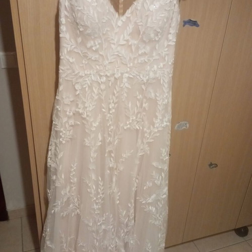 Pronovias wedding dress like new, size large, beige