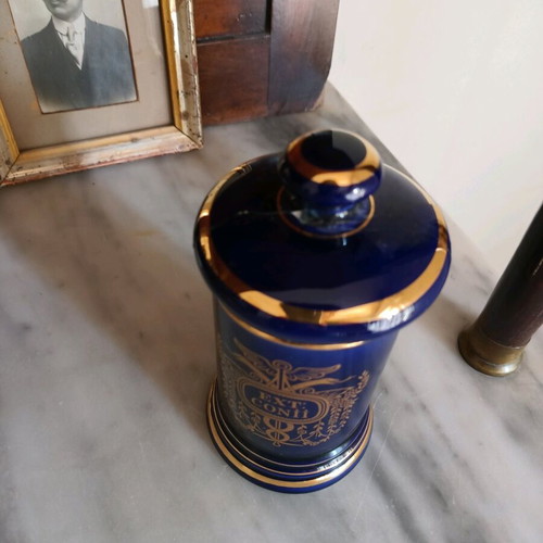 Porcelain pharmacy jar used with broken lid