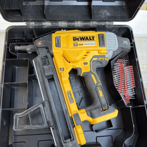 DeWalt DCN890 Concrete Nail Gun like new with 900 nails 3.5mm
