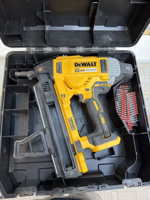 DeWalt DCN890 Concrete Nail Gun like new with 900 nails 3.5mm