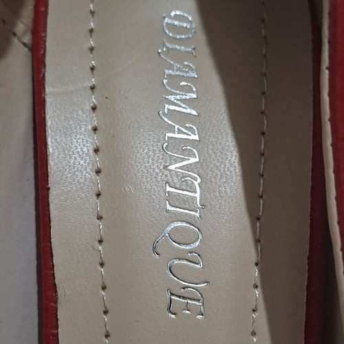 Red pumps size 36 with embossed croco texture, Diamantique, like new