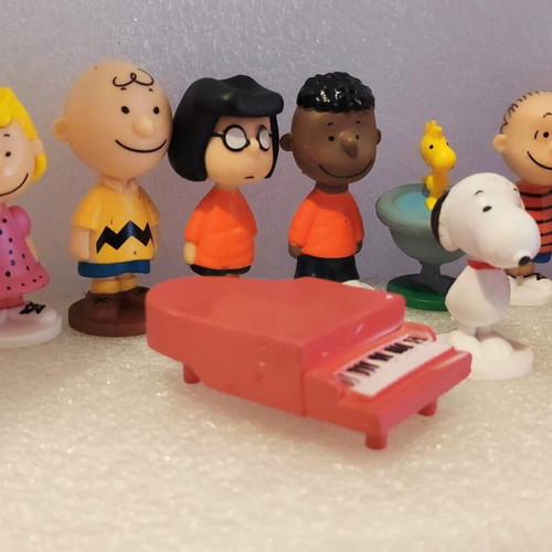 Peanuts Snoopy & Charlie Brown collectible figure set like new