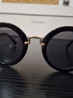 Women's sunglasses used with case and cleaning cloth, black and gold