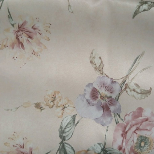 Satin table runner like new, dimensions 1.50 x 0.40